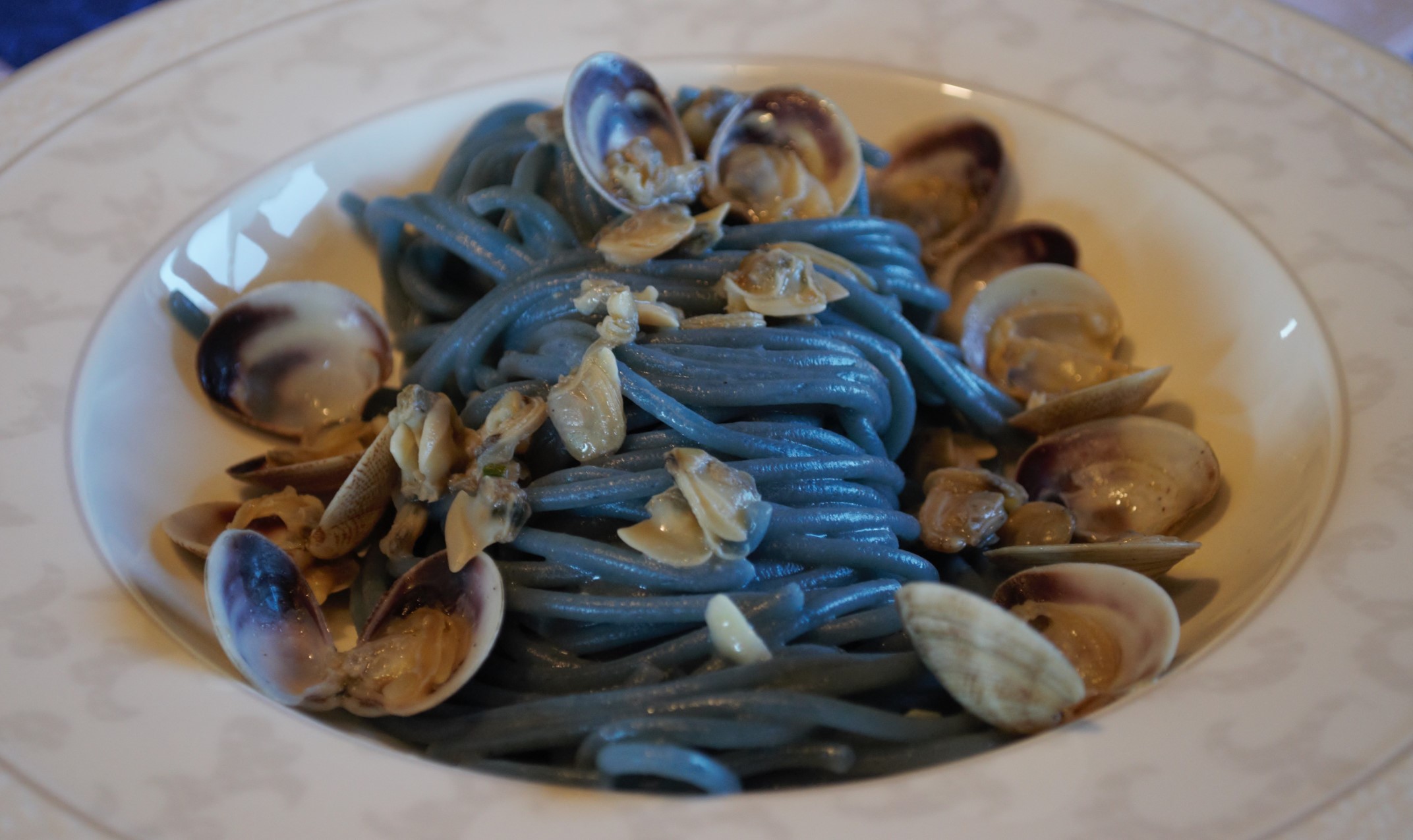 Piatto reale di Spaghetti biologici Blu al Bergamotto di Calabria con vongole al naturale
