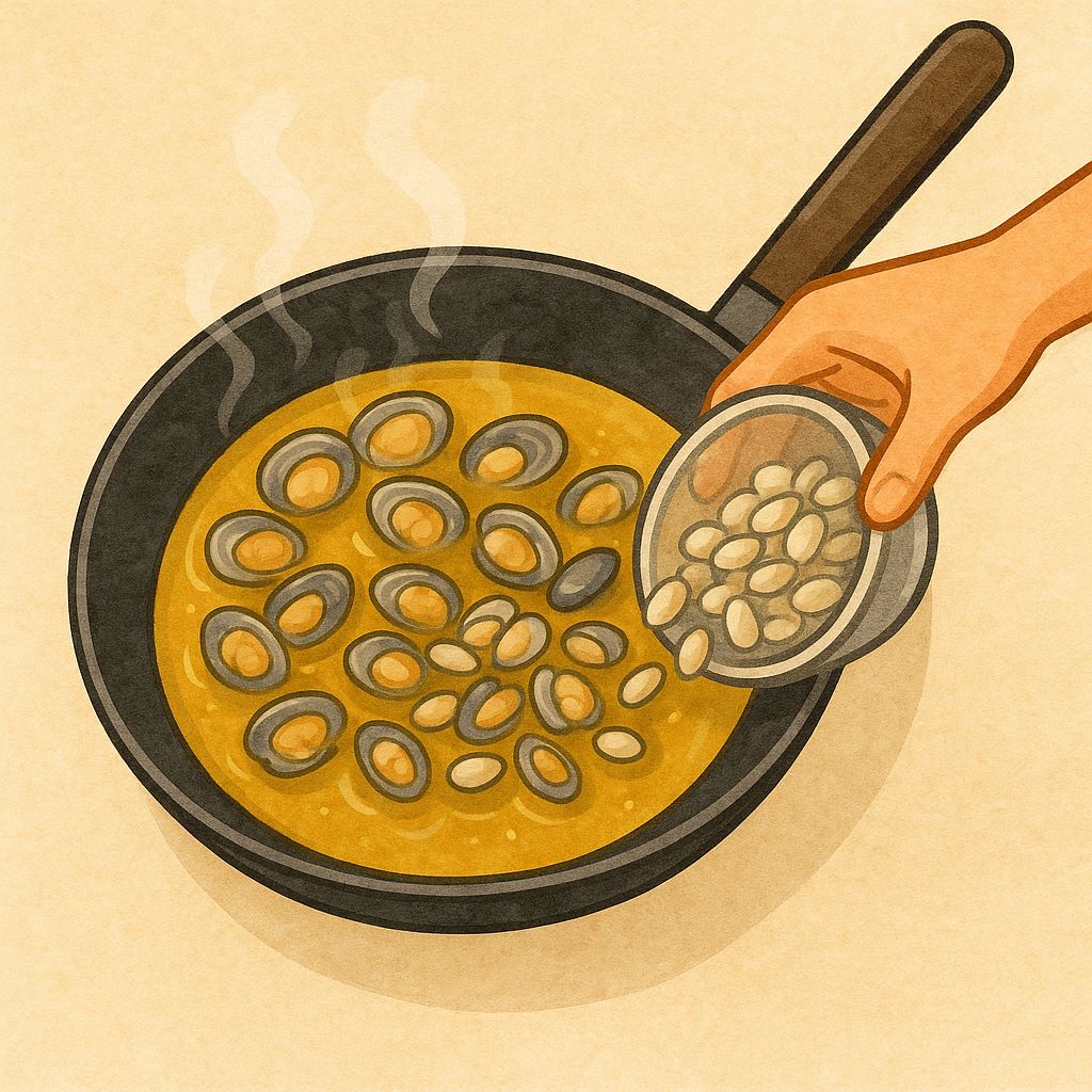 Vongole sgusciate versate da una ciotolina nella padella a fuoco spento
